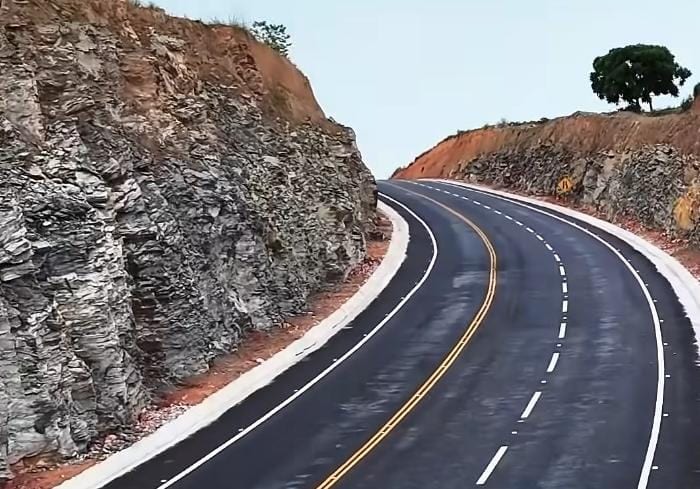 O governador Daniel Vilela entrega trecho da GO-460