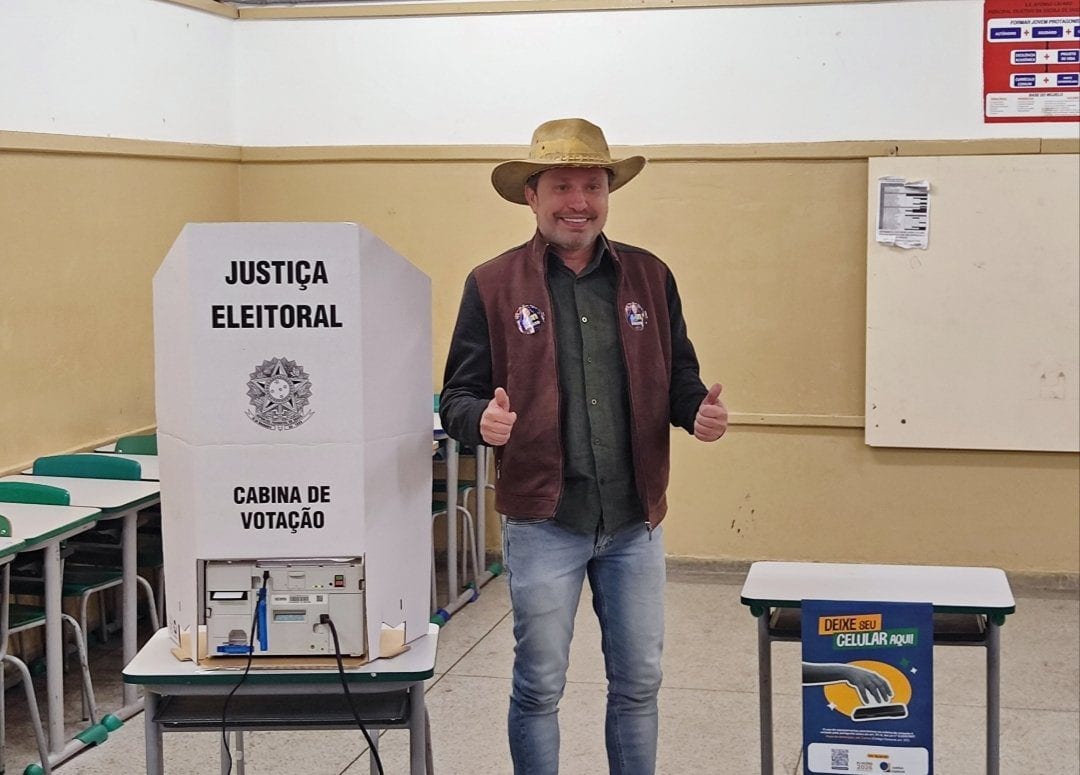 Fausto Pinato votou na escola onde estudou e disse confiar no quarto mandato
