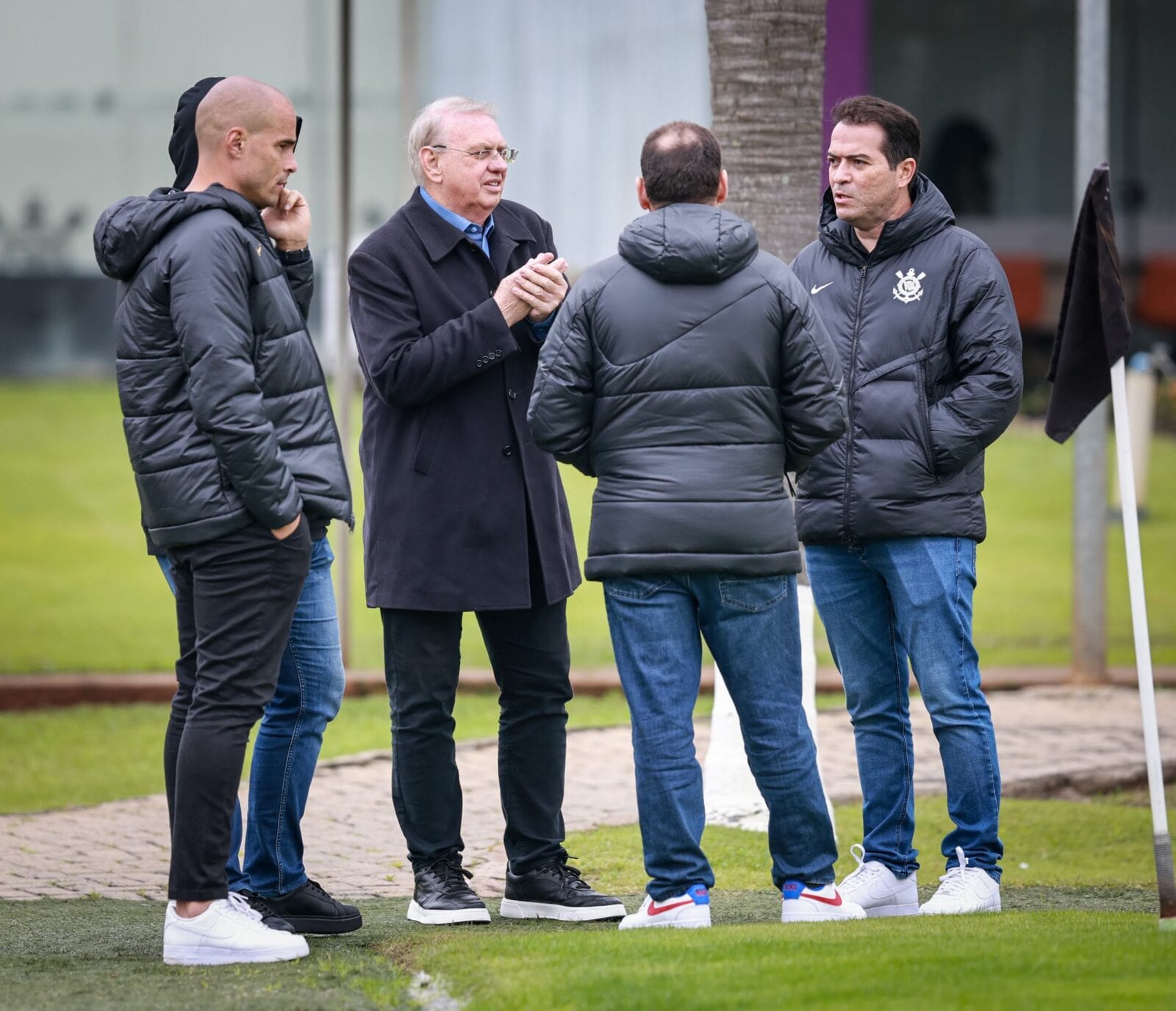 Presidente do Corinthians chama candidatos para reunião