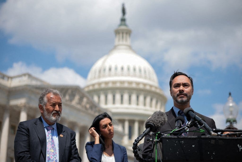 ‘Perder eleição não é motivo para asilo’, dizem deputados democratas sobre Flávio