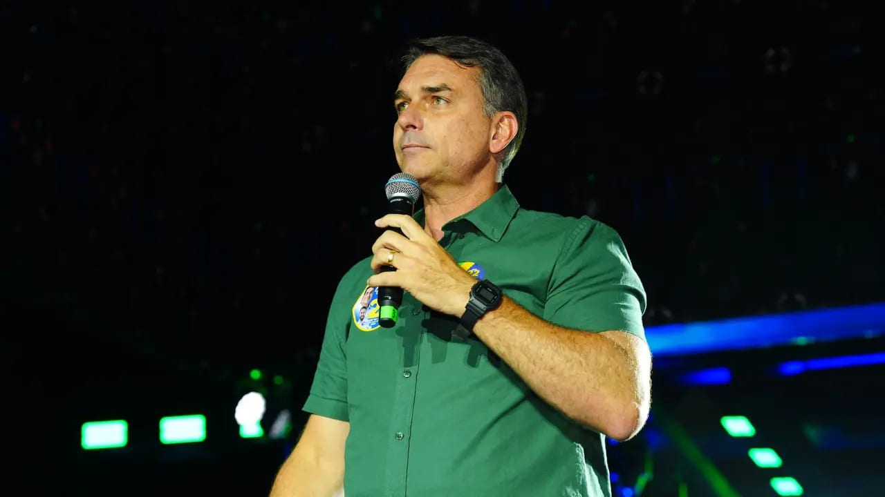 PF intima Flávio Bolsonaro a entregar passaportes após decisão de Moraes