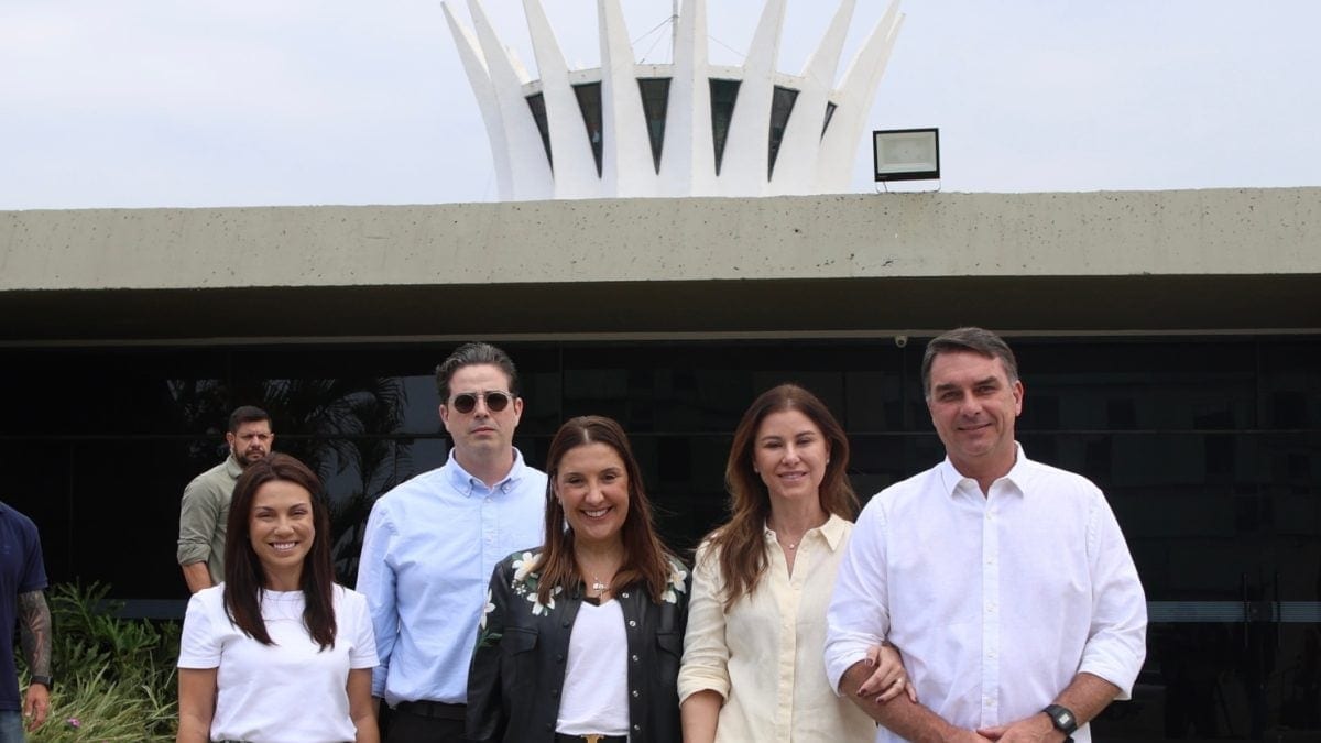 Após Moraes liberar, Flávio afirma que visitará Jair na 3ª feira