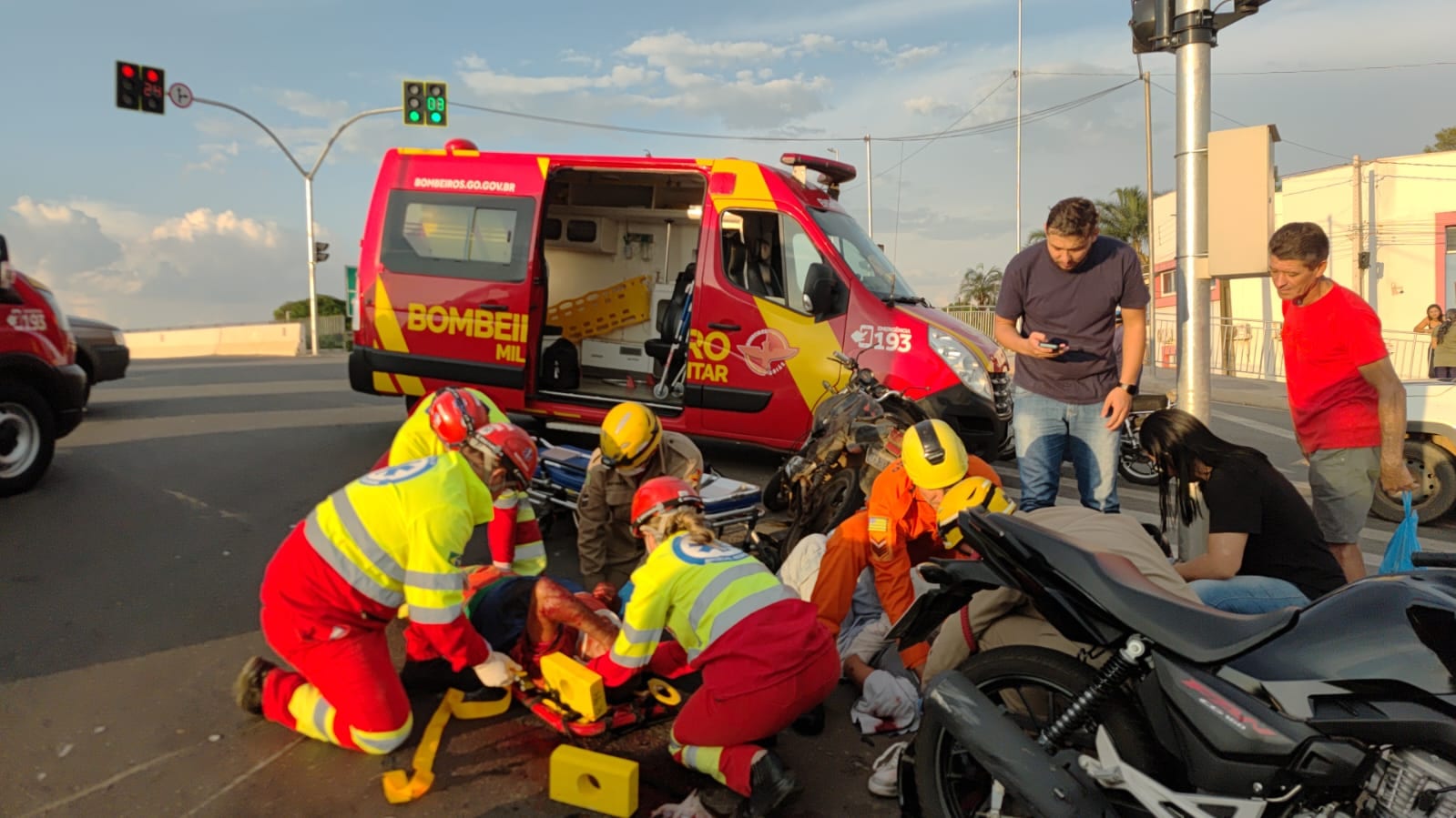 Colisão entre duas motos deixa duas pessoas feridas na BR-050, em Catalão