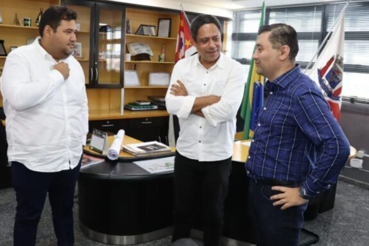 Orlando Silva aparece em santinho ao lado de Rodrigo Ashiuchi