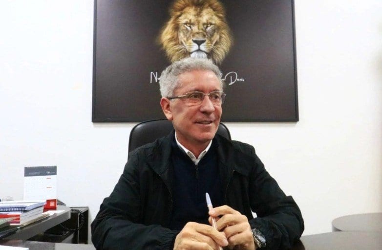 "Estou de alta hospitalar": Prefeito Airton Souza deixa o Hospital Universitário após passar dias internado