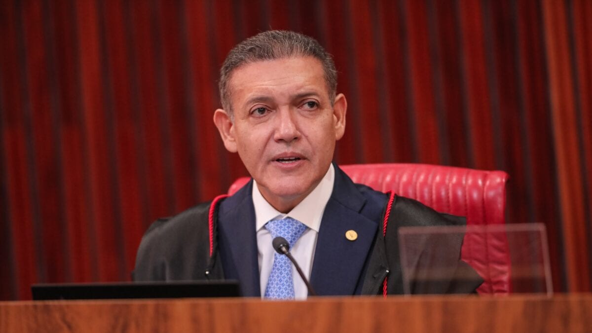 TSE avalia que tentativa de Flávio Bolsonaro de anular segundo turno não deve avançar