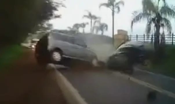 Colisão frontal entre dois carros deixa um morto na RS-210
