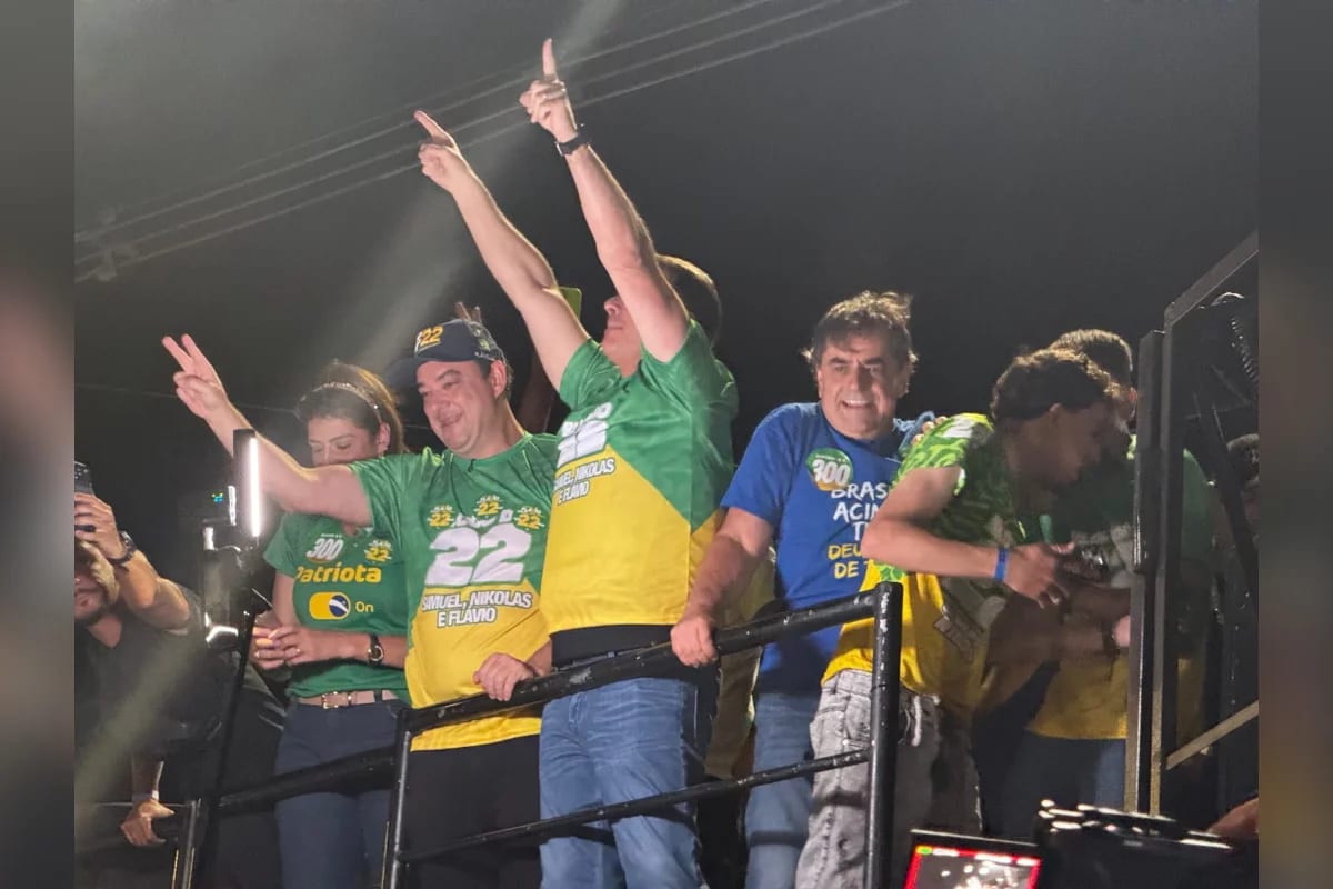 Flávio Bolsonaro: “Faltam poucas horas pra tirar o Brasil do cativeiro” em Montes Claros