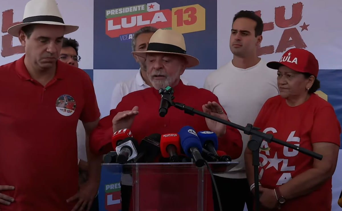 No RN, Lula alerta sobre proposta de cortes de Flávio Bolsonaro de 250 bilhões: “Eles sempre tiram dos pobres”