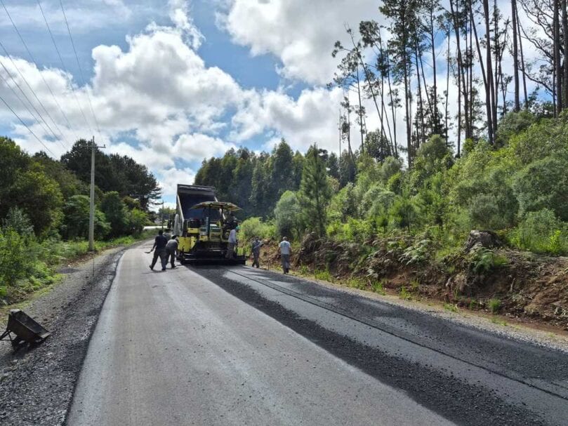 Obras na Estrada Luiz Carlos Pasa avançam com a aplicação da camada asfáltica