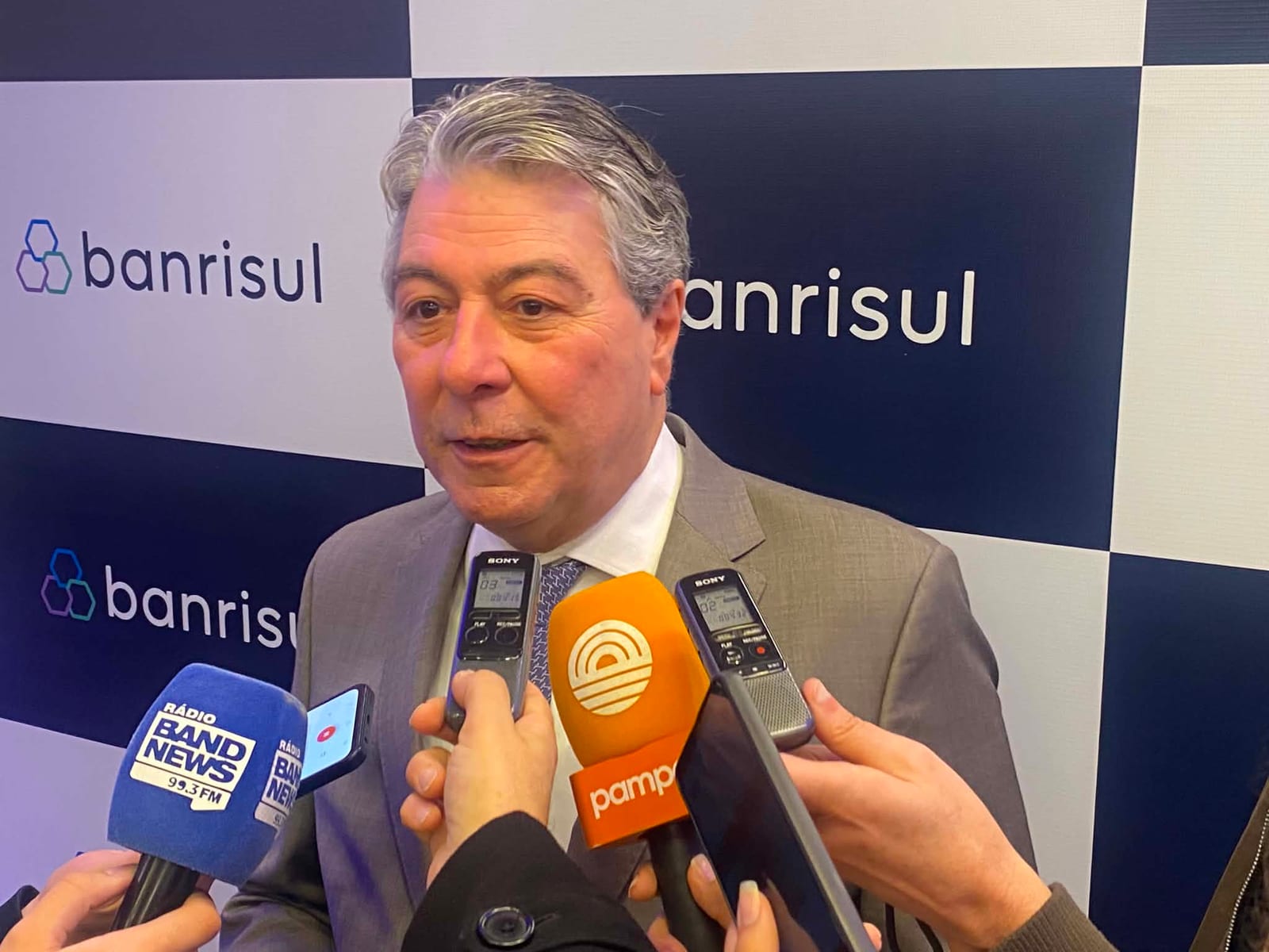 Banrisul lucra R$ 547 milhões no 1º semestre; presidente elogia apoio de Eduardo Leite