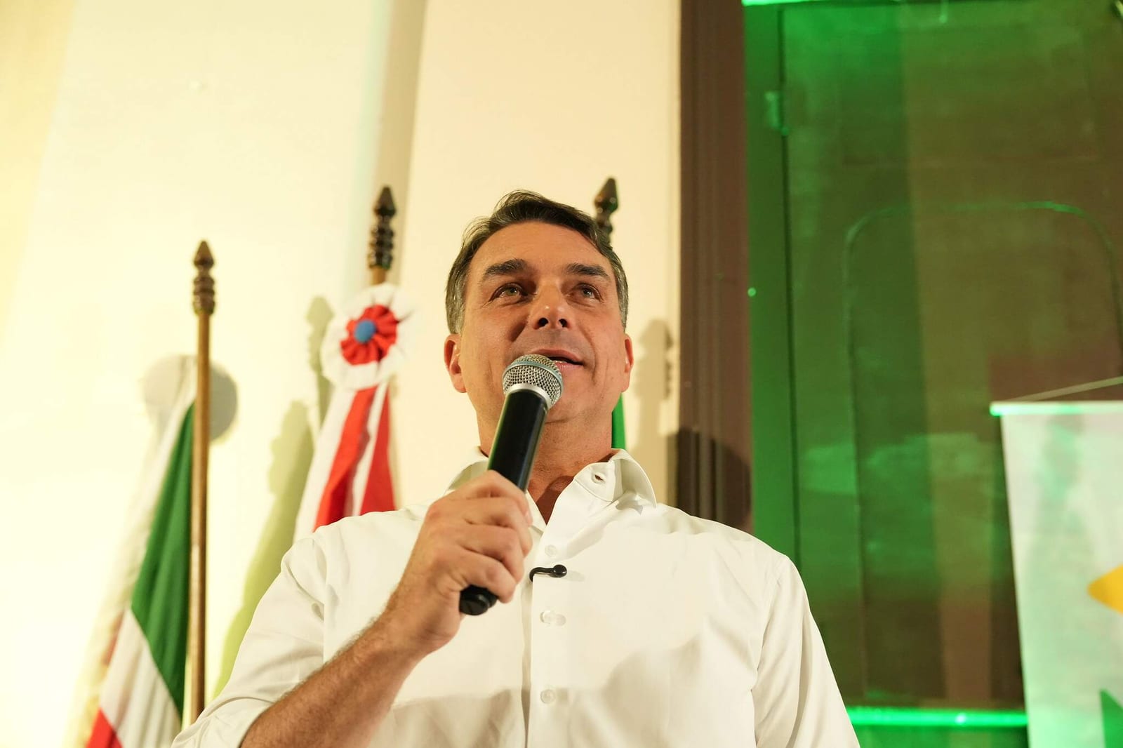 Flávio reúne banqueiros e empresários em jantar com o objetivo de estreitar a relação com um mercado que ainda olha a su