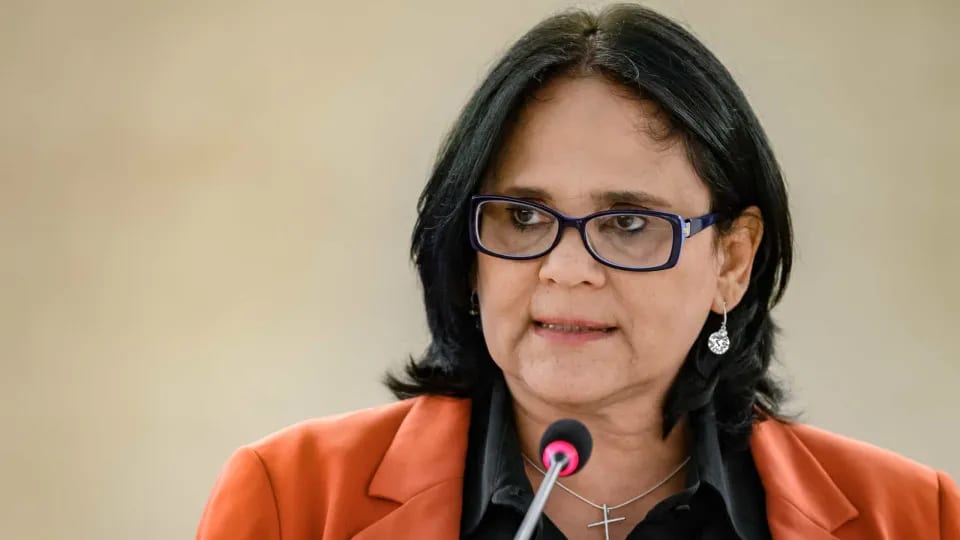 Damares Alves apoia fim da escala 6×1, mas critica uso político do tema