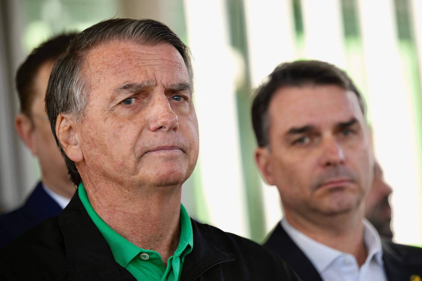 Se eleito, Flávio Bolsonaro poderia perdoar Jair a tempo de ex-presidente subir a rampa com filho? Entenda