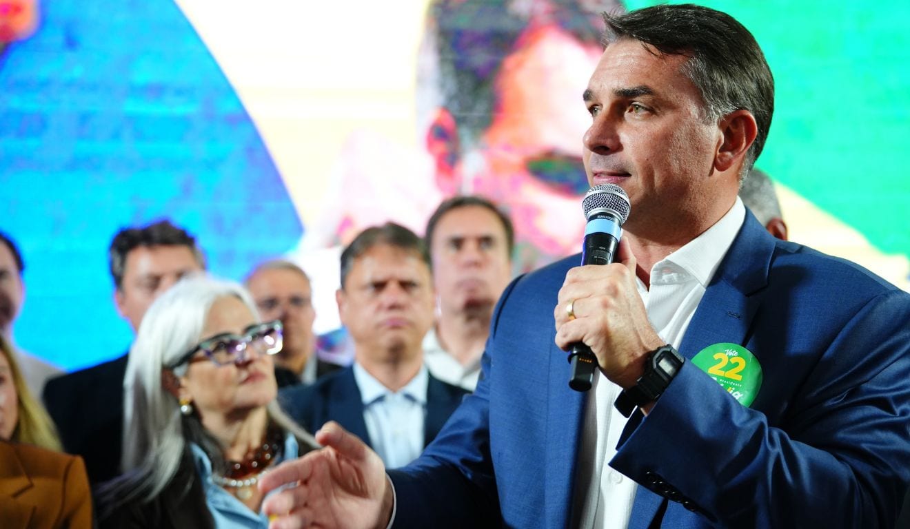 Flávio ‘volta atrás’ e confirma ida a debate presidencial após ‘sim’ de Lula