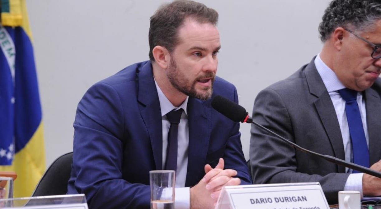 Dólar dispara, Bolsa despenca, acionando vários 'circuit breakers'. BC e Tesouro atuam no mercado como reflexo da reelei