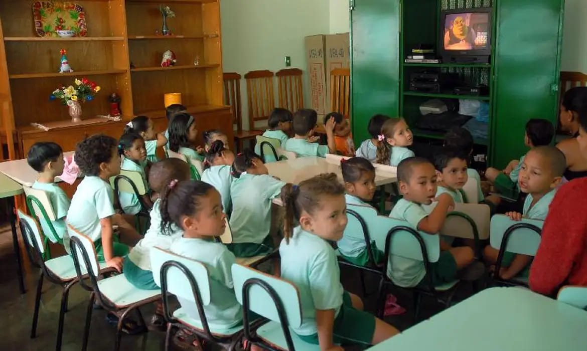 Mais de 43 mil crianças estão na fila das creches em Goiás