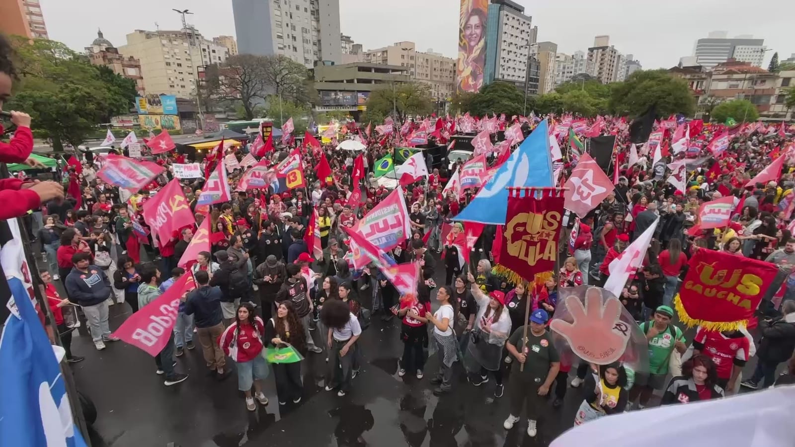 Apoiadores de Lula se reúnem para caminhada e ato em Porto Alegre