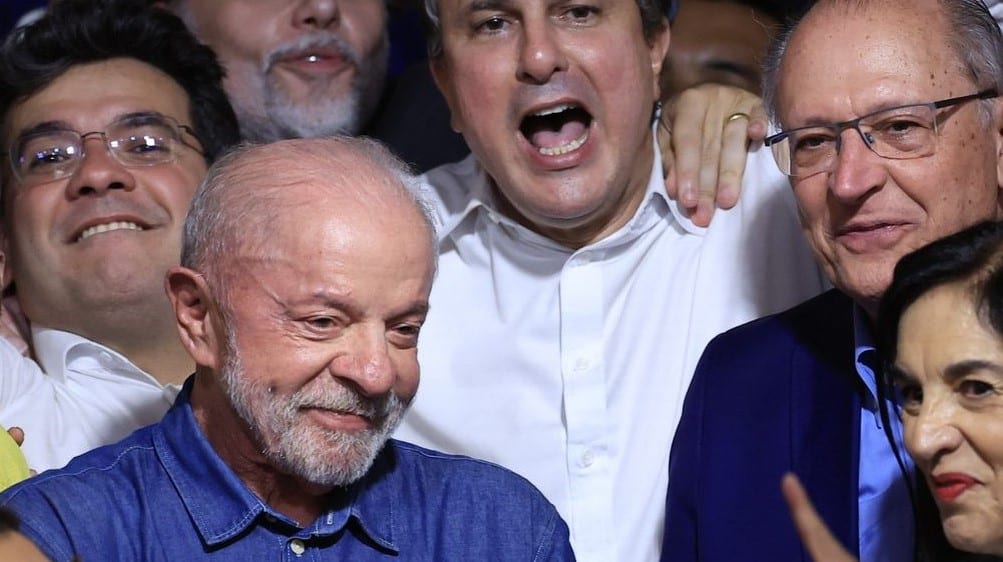 Lula é reeleito em votação tumultuada