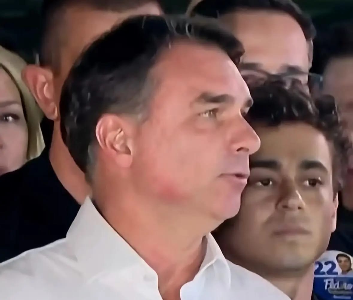 Derrotado nas urnas, Flávio chega aos EUA com a mulher e as filhas