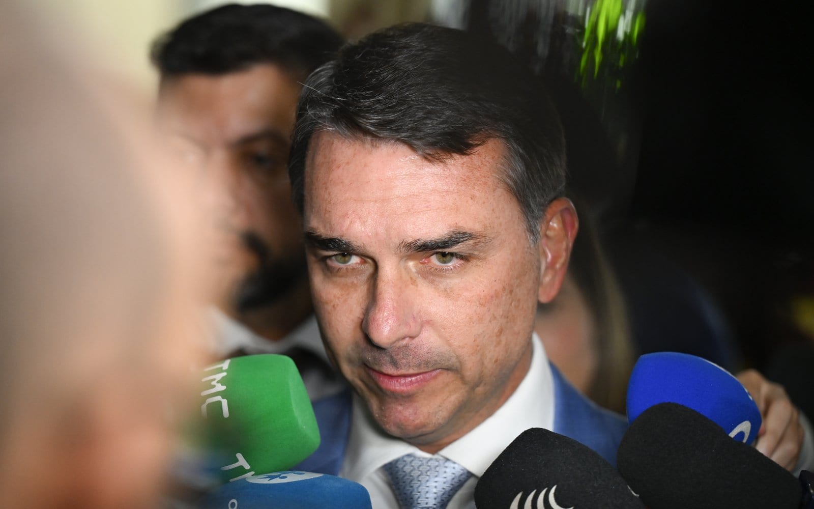 Flávio culpa o sistema, Lula põe o Centrão na balança e o “compro todos” de Vorcaro