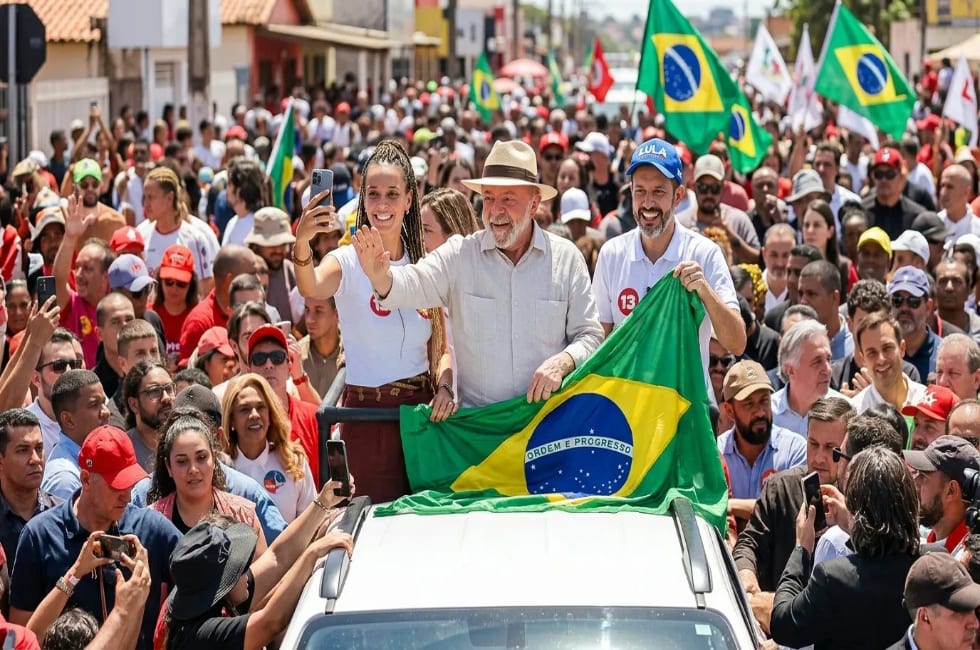 Lula diz que será o “rei da selfie” e prevê muitos debates no segundo turno