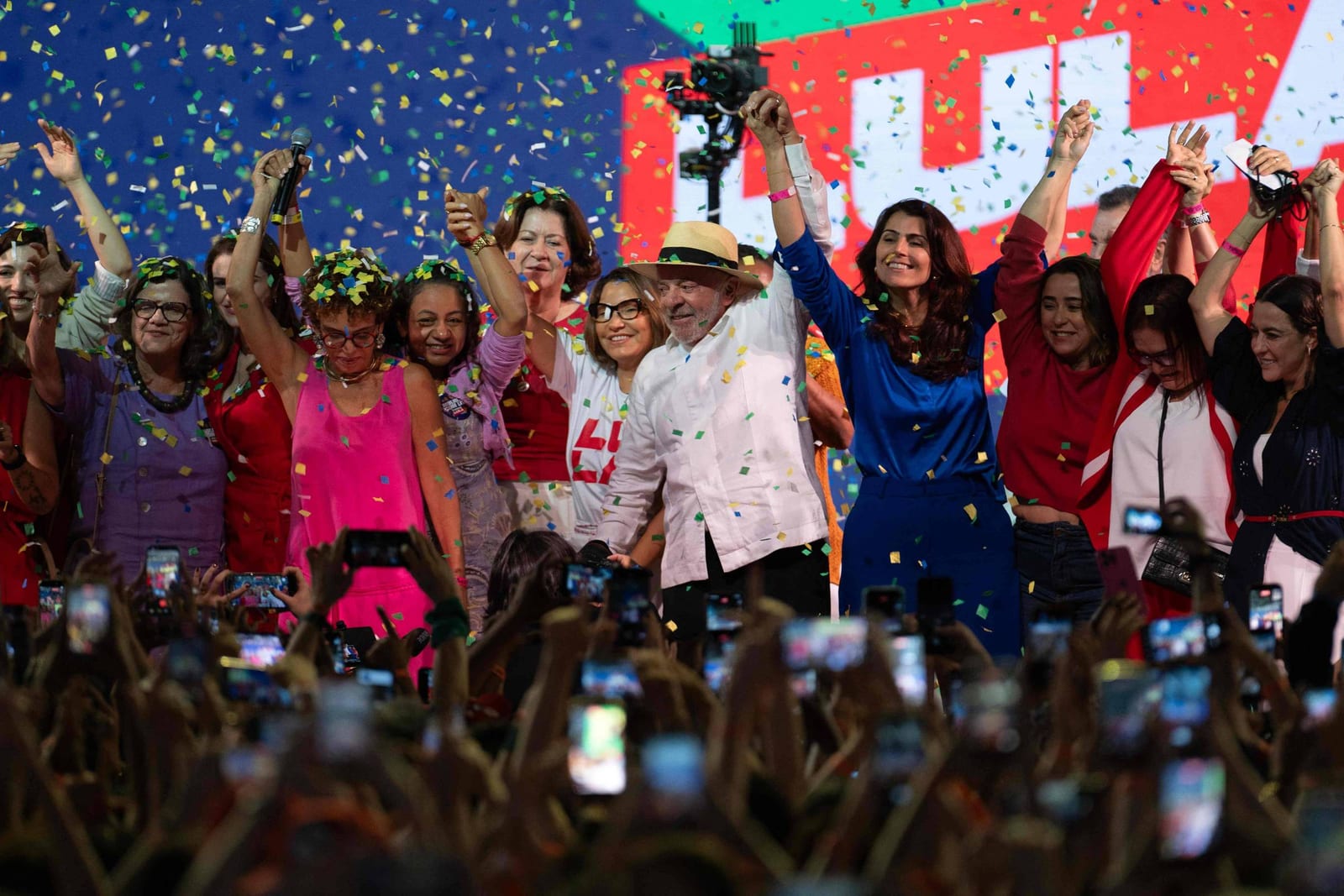 Lula exalta Janja e fim da 6x1 em ato de mulheres em MG com protesto de petistas