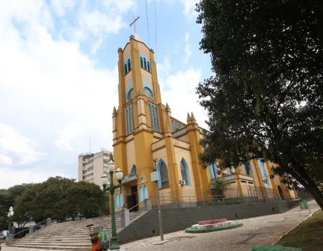 Vereador apresenta abaixo-assinado contra tombamento de igrejas em Ponta Grossa