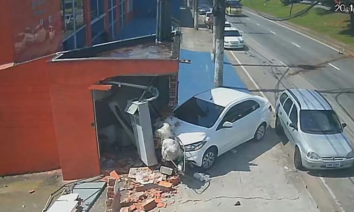 Carro furtado atinge fachada de loja durante fuga em Santo André