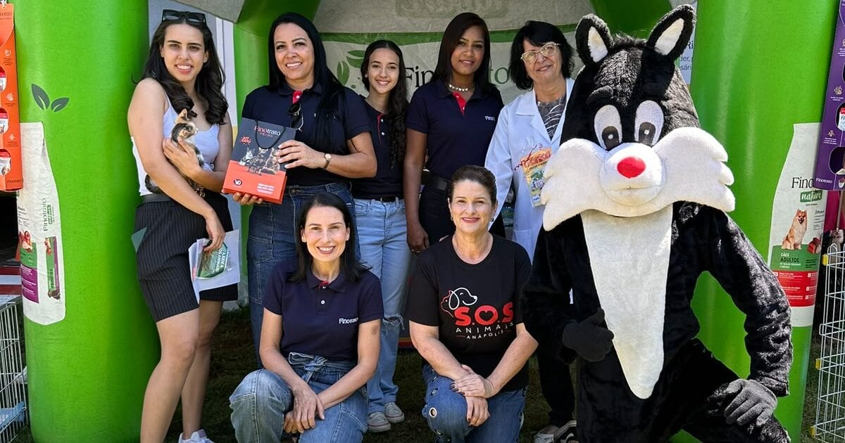 Vereadora Seliane da SOS participa de evento de adoção e vacinação de animais em Anápolis