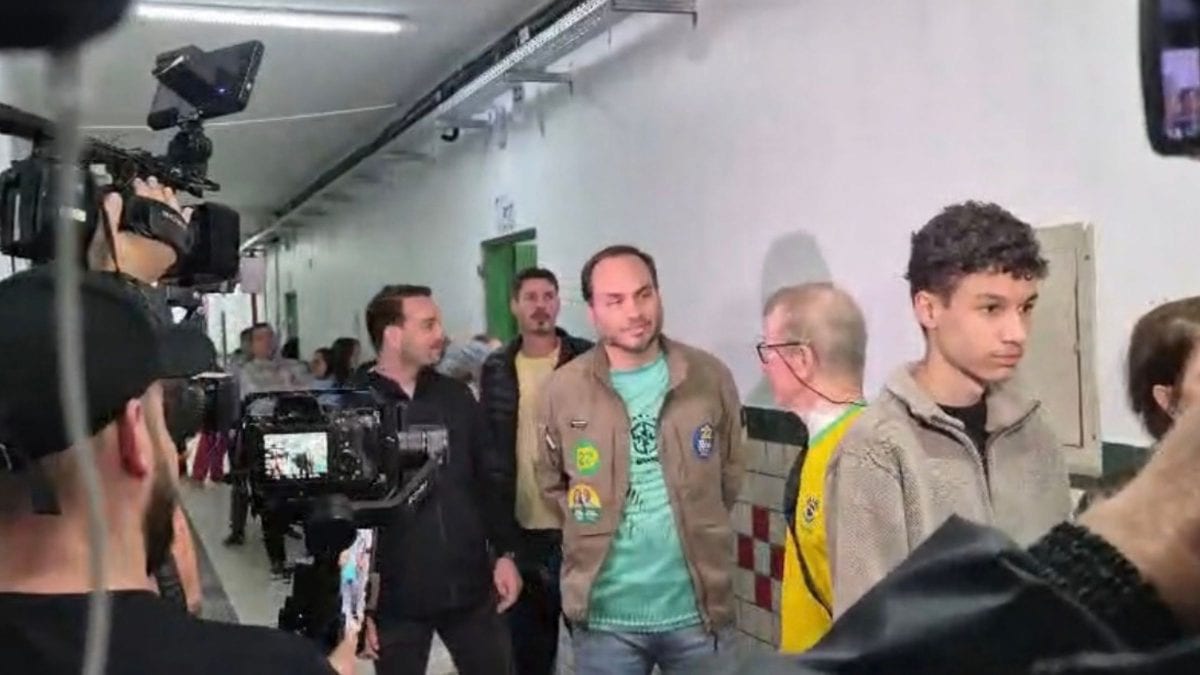 Carlos Bolsonaro votou em São José no primeiro turno de 2026