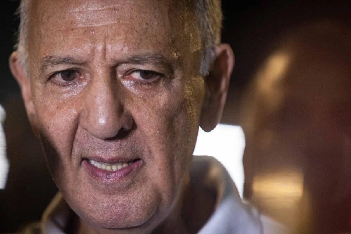 Juiz do TRE-DF nega remover propaganda que associa Arruda a roubo
