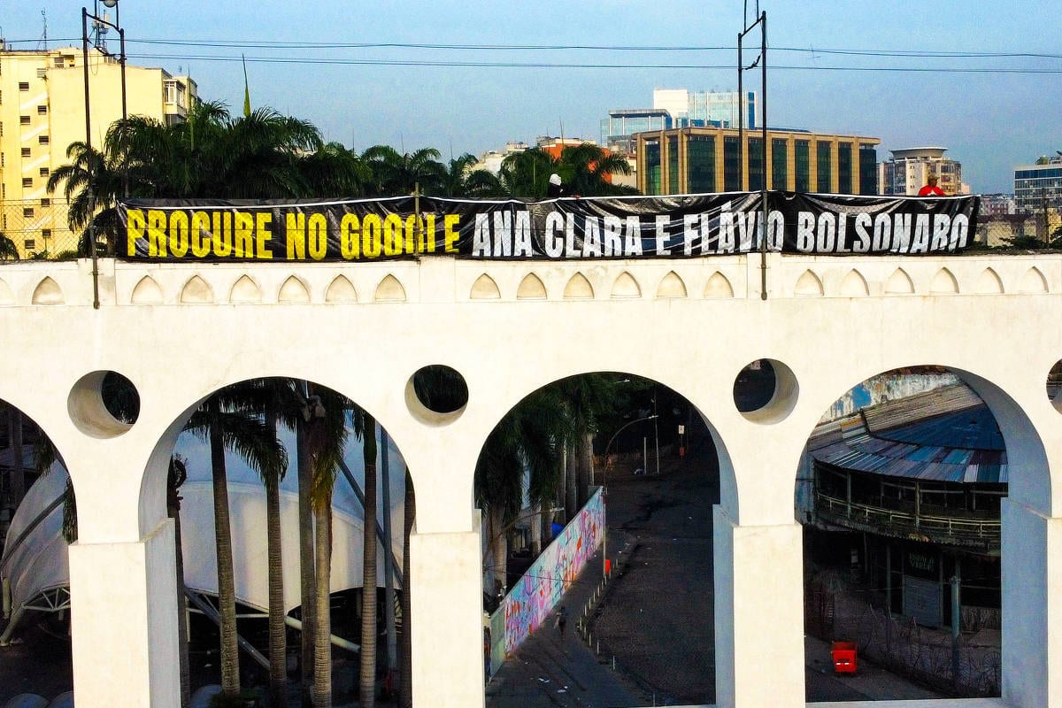 Ativistas espalham faixas em SP e no RJ sobre caso Ana Clara, citado por Lula contra Flávio Bolsonaro