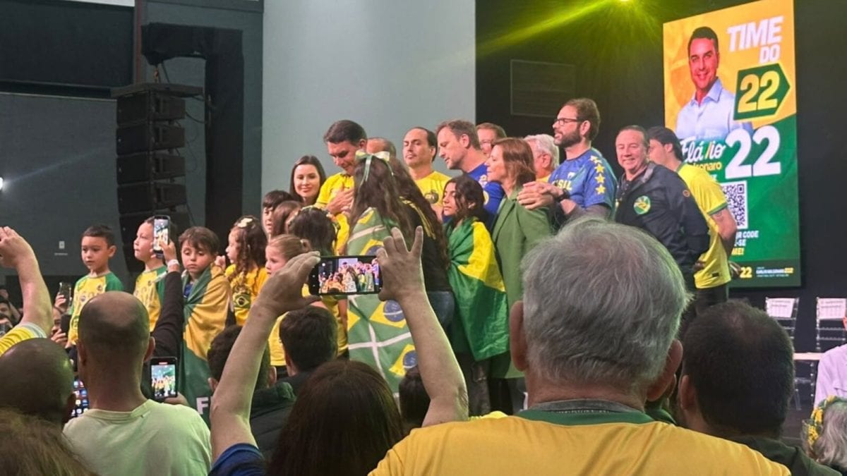 Comício de Flávio Bolsonaro em Joinville termina com crianças no palco