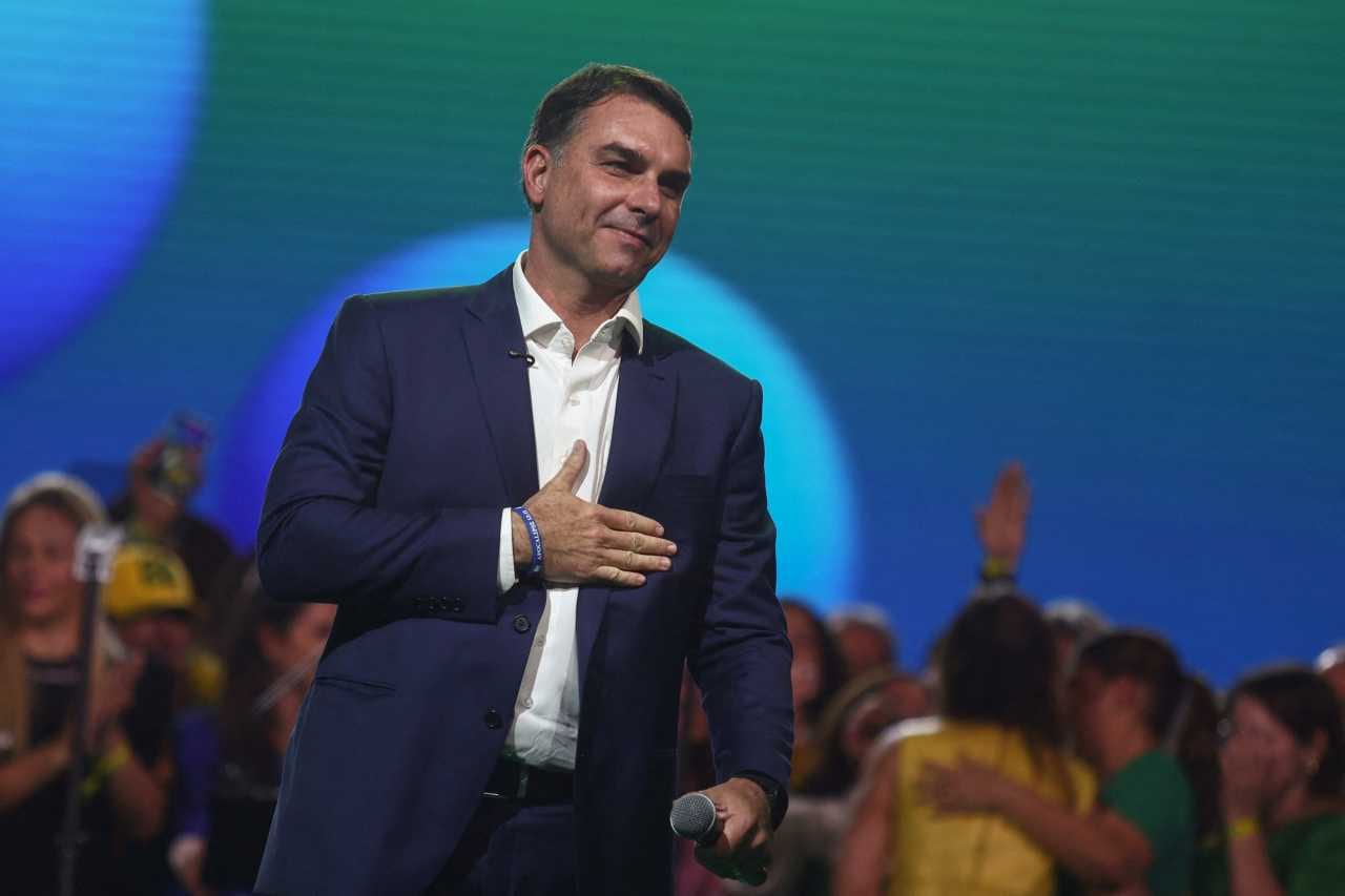 Coaf aponta movimentações de R$ 1,3 milhão de Flávio Bolsonaro em três meses e repasse de R$ 520 mil para quitar mansão