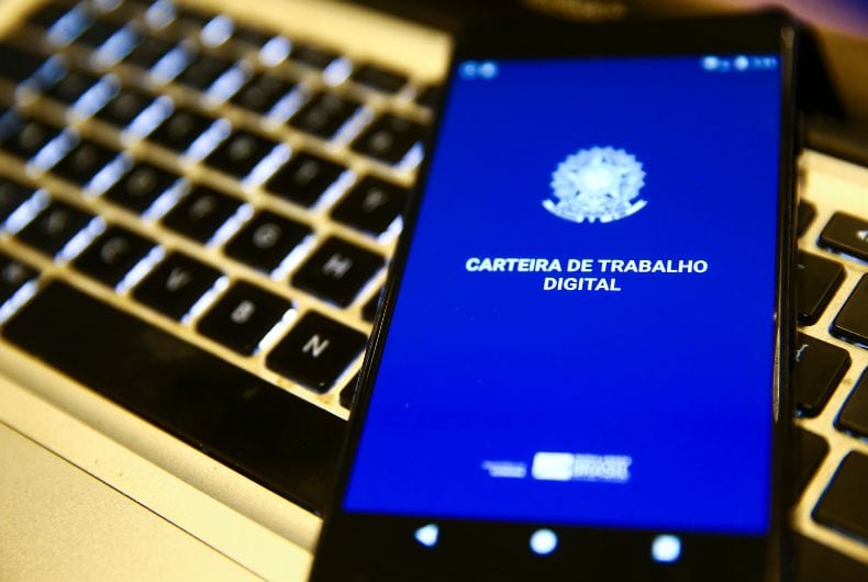 CCJ do Senado aprova PEC que acaba com jornada 6×1