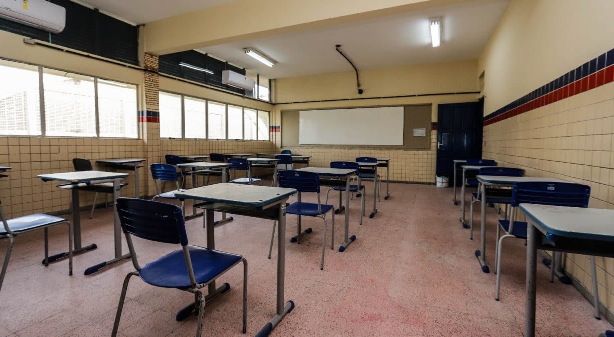 Professores temporários protestam contra fim de contratos na rede estadual de Pernambuco; SEE nega demissão em massa