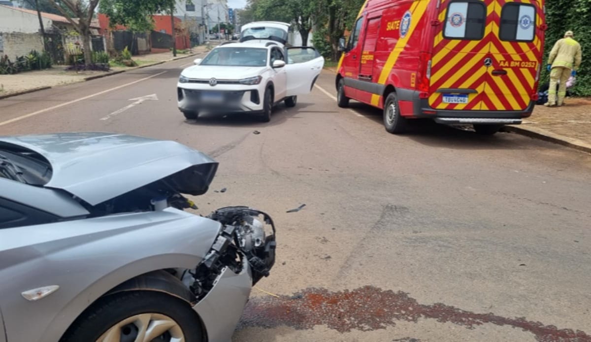 Forte colisão entre carros fere bebê de 1 ano e 8 meses no Centro de Cascavel