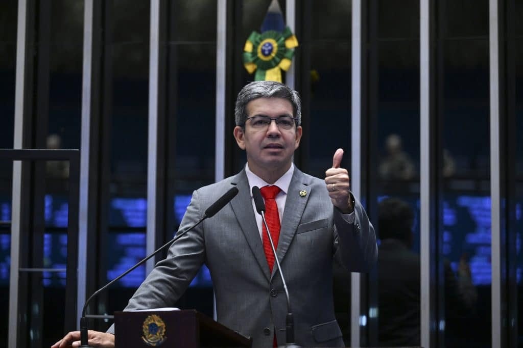 Randolfe Rodrigues propõe prisão por assédio eleitoral e multa de até 20% do faturamento de empresas