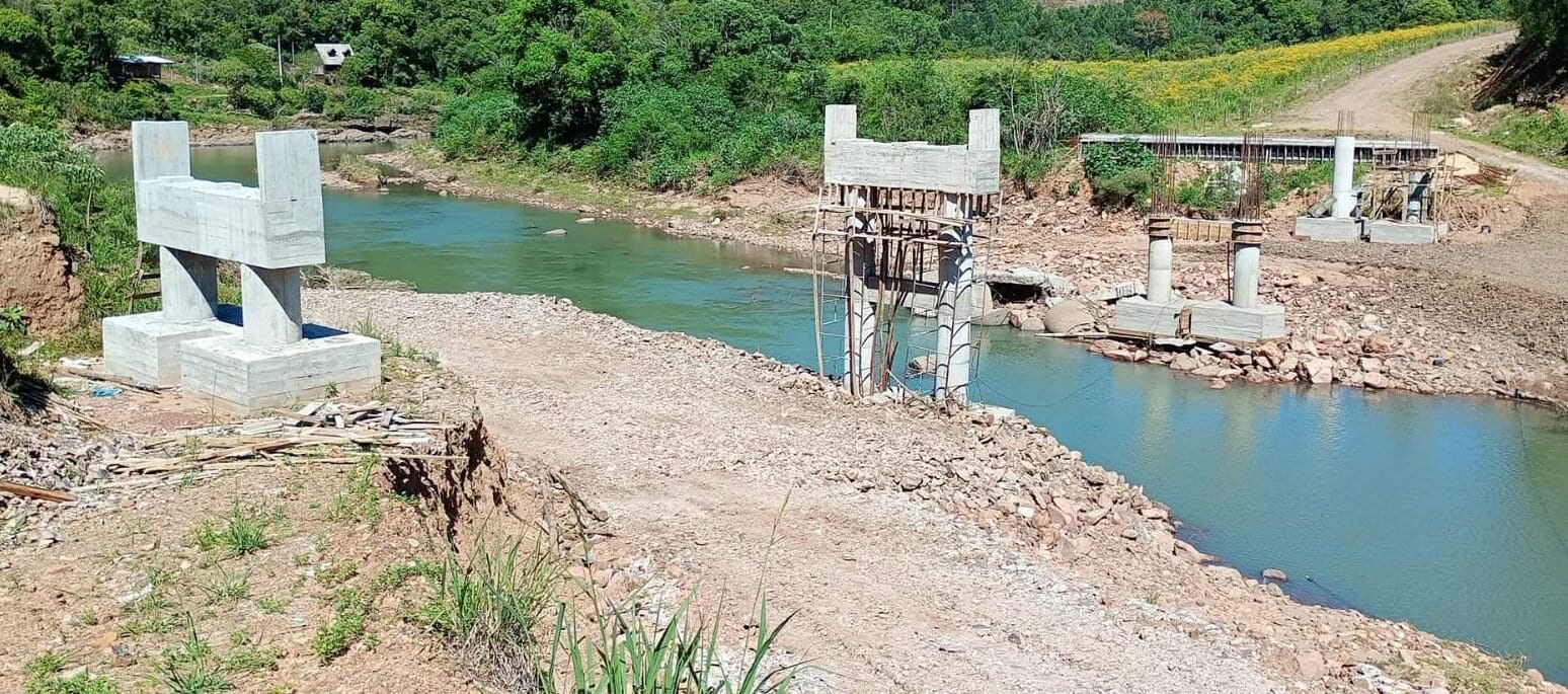Concretagem de três pilares avança obra da Ponte da Integração sobre o Rio Pardo