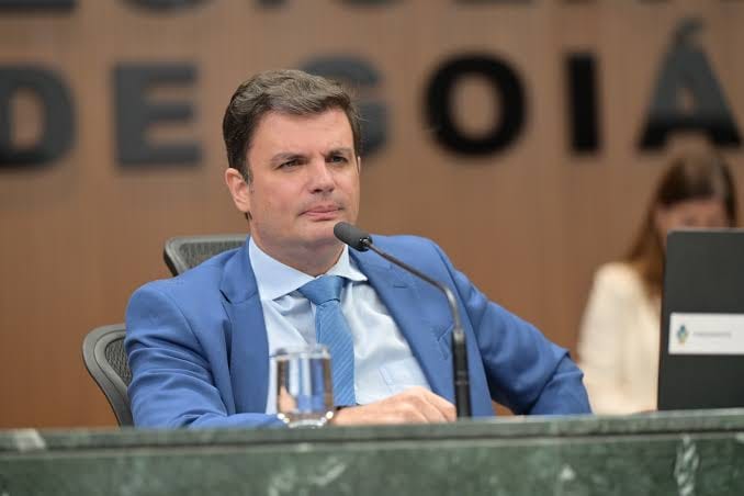Issy Quinan assume interinamente o lugar de Bruno Peixoto na Alego e ganha holofote na corrida pela Mesa