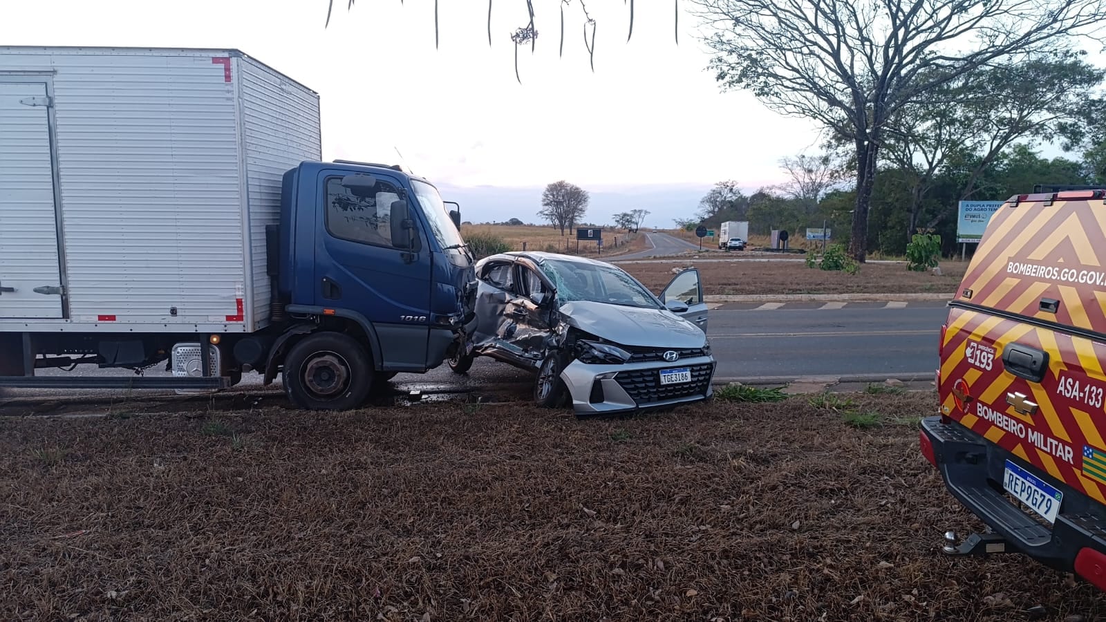 Colisão entre carro e caminhão deixa homem ferido na GO-330, em Ipameri
