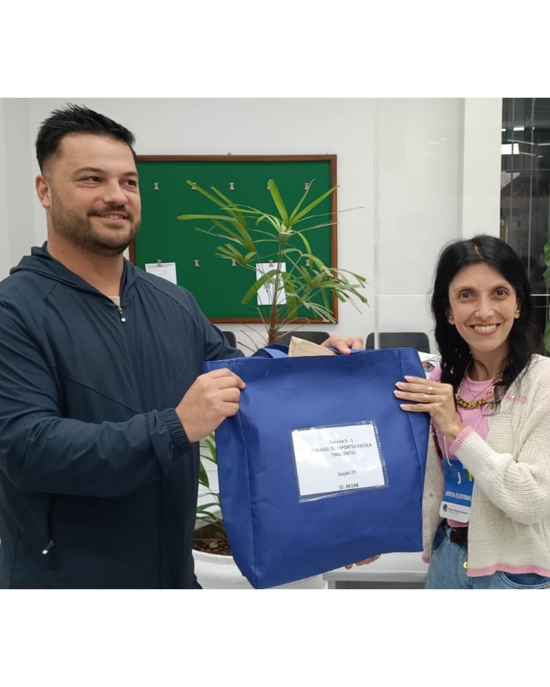 Primeira urna de Campo Bom chega ao cartório eleitoral
