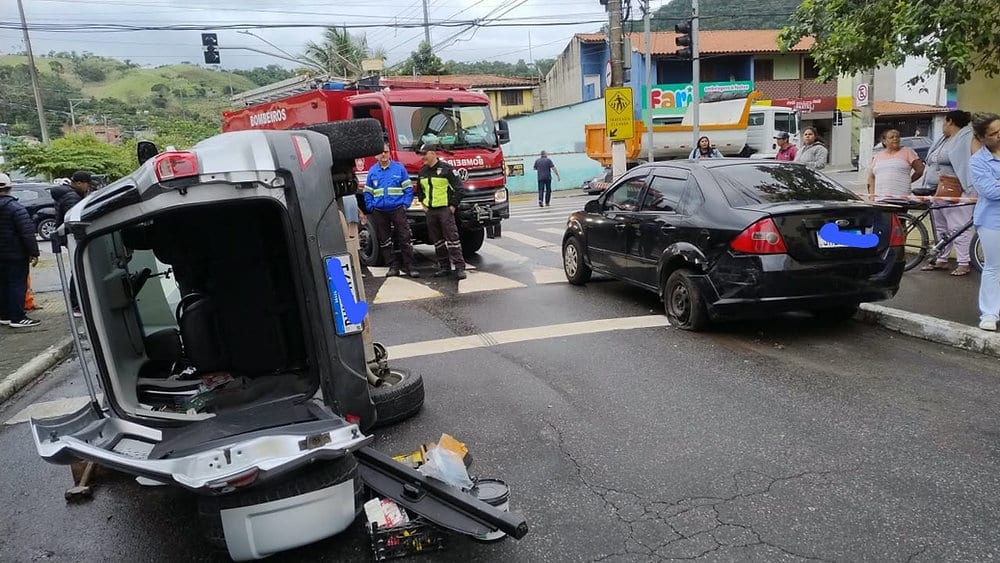 Mulher fica ferida após colisão entre dois carros em São Sebastião