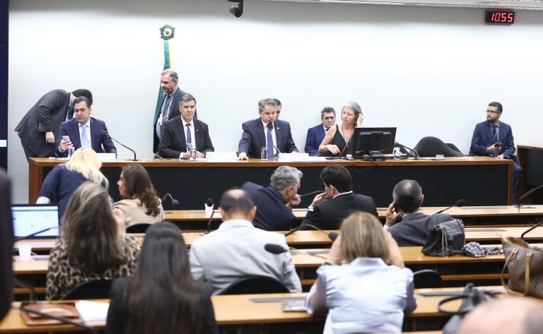 Bilhões em emendas estão reservados, mas municípios não receberam os recursos