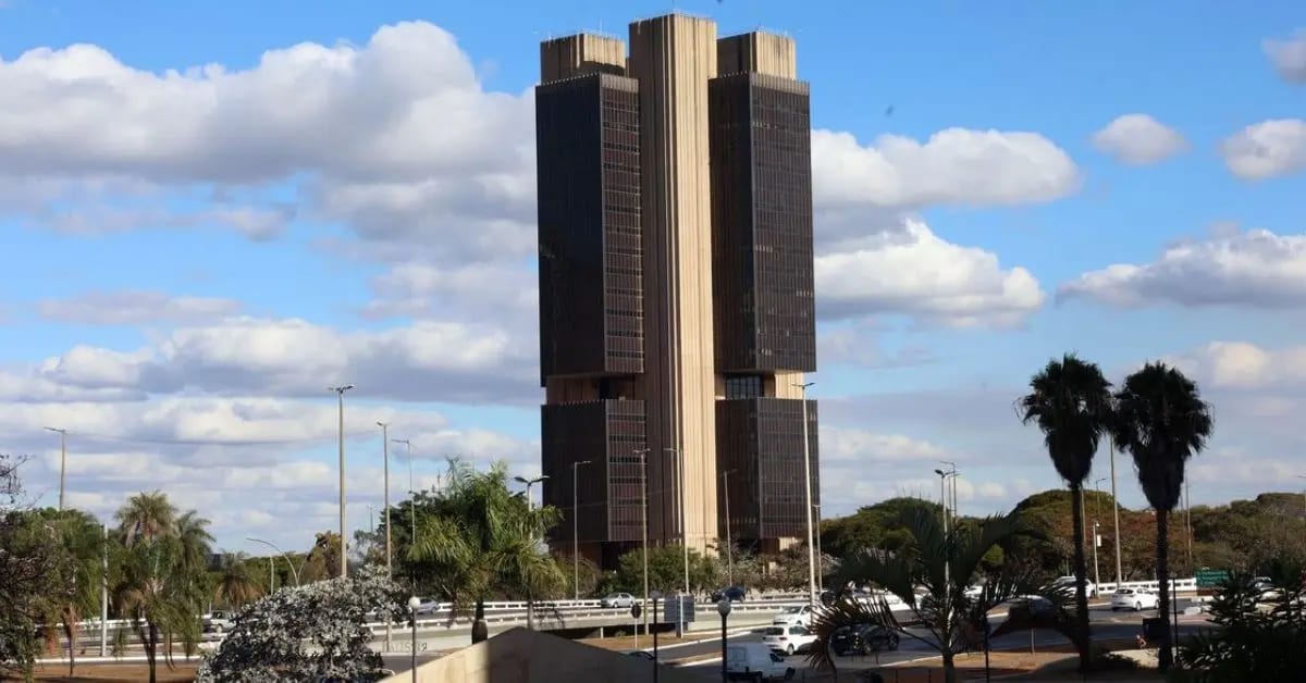 Dívida pública chega a 82,9% do PIB, e economistas divergem sobre cortes de gastos e juros