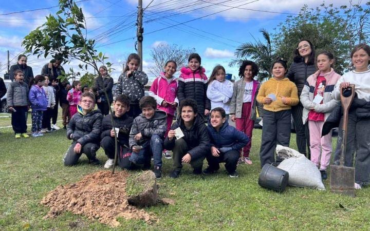 Praça do Medianeira, em Osório, recebe plantio de cinco mudas e novo projeto urbano