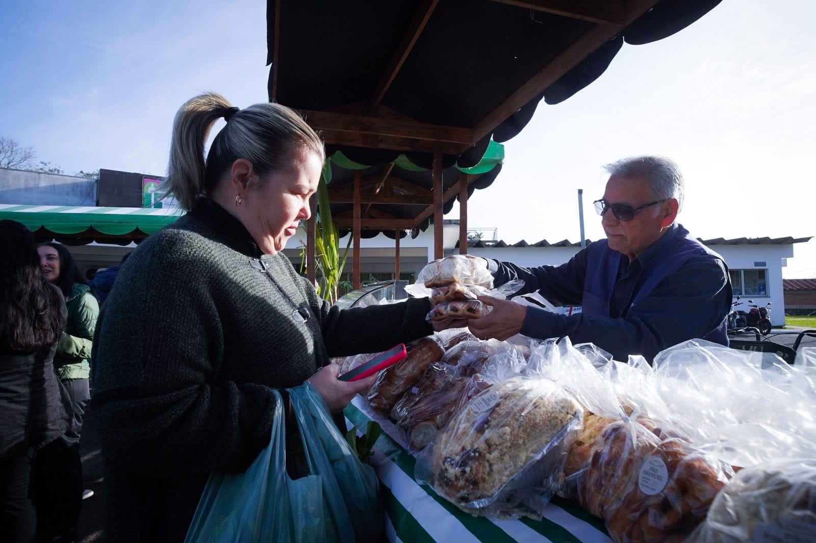 Guaíba realizou 1ª Feira Itinerante do Agro em frente à Prefeitura