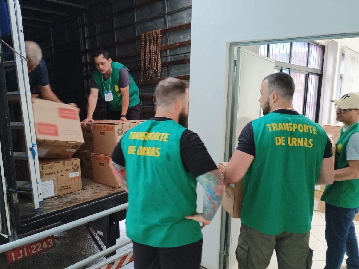 Urnas eletrônicas são distribuídas para o segundo turno em Santa Cruz