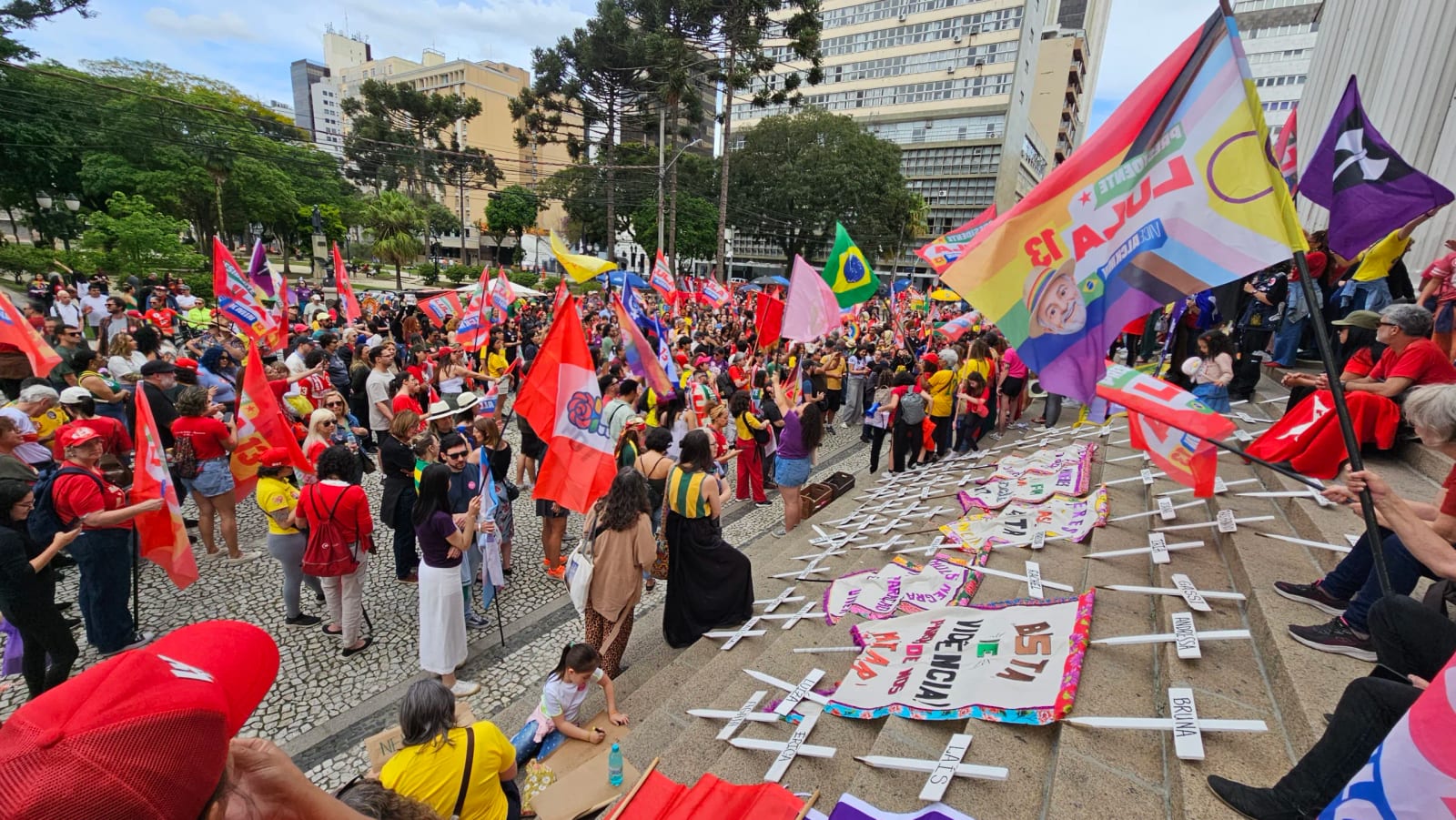 Mais de 2 mil em Curitiba vão às ruas por reeleição de Lula